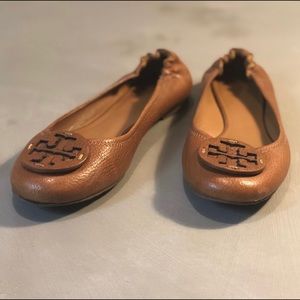 Tory Burch Reva Tumbled Leather Tonal Logo Flat